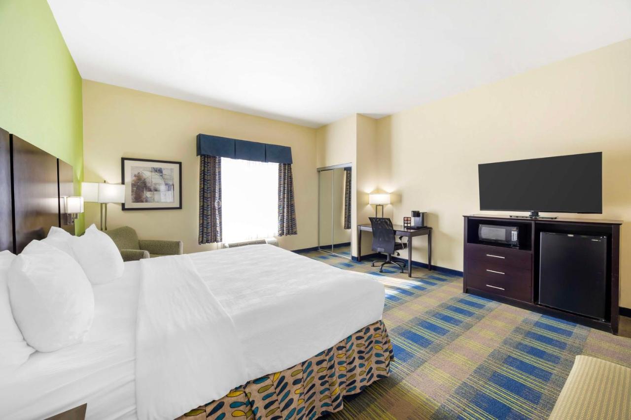 King Rom with Kitchenette at Best Western Plus Pratt