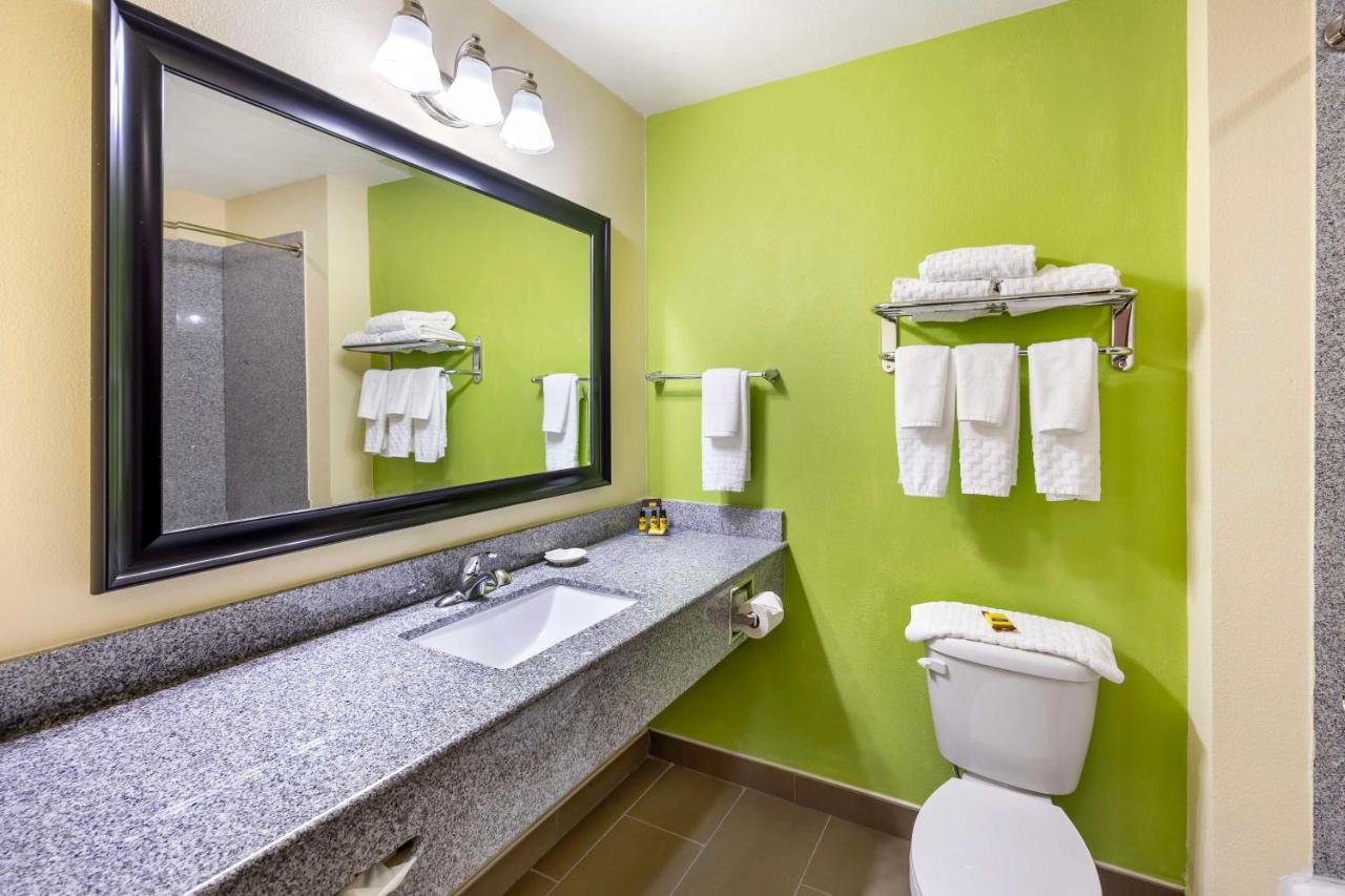 King Rom with Kitchenette at Best Western Plus Pratt