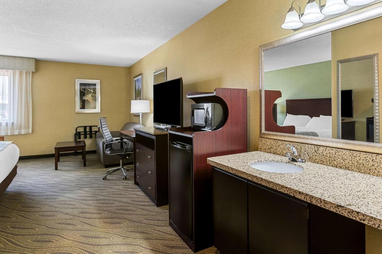 King Room with Spa Bath at Best Western Gaylord