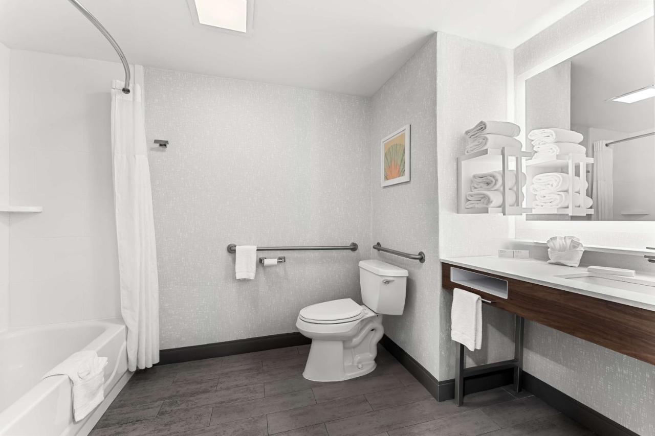 Queen Room - Disability Access Tub - Non-Smoking at Hampton Inn Stroudsburg/Poconos