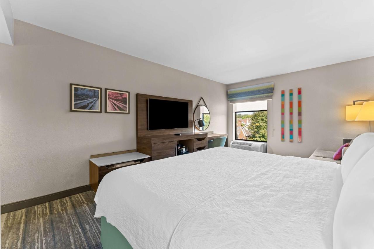 Deluxe King Room - Non-Smoking at Hampton Inn Stroudsburg/Poconos