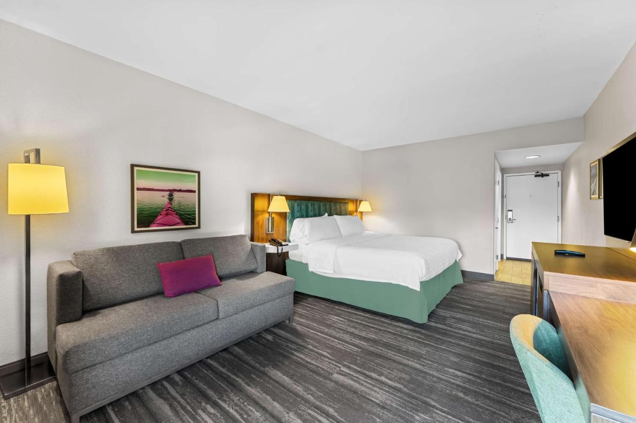 Deluxe King Room - Non-Smoking at Hampton Inn Stroudsburg/Poconos
