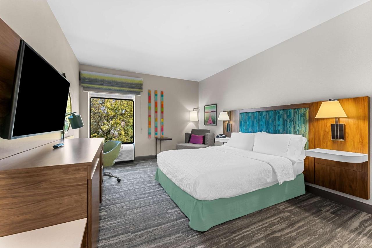 Queen Room - Disability Access Tub - Non-Smoking at Hampton Inn Stroudsburg/Poconos