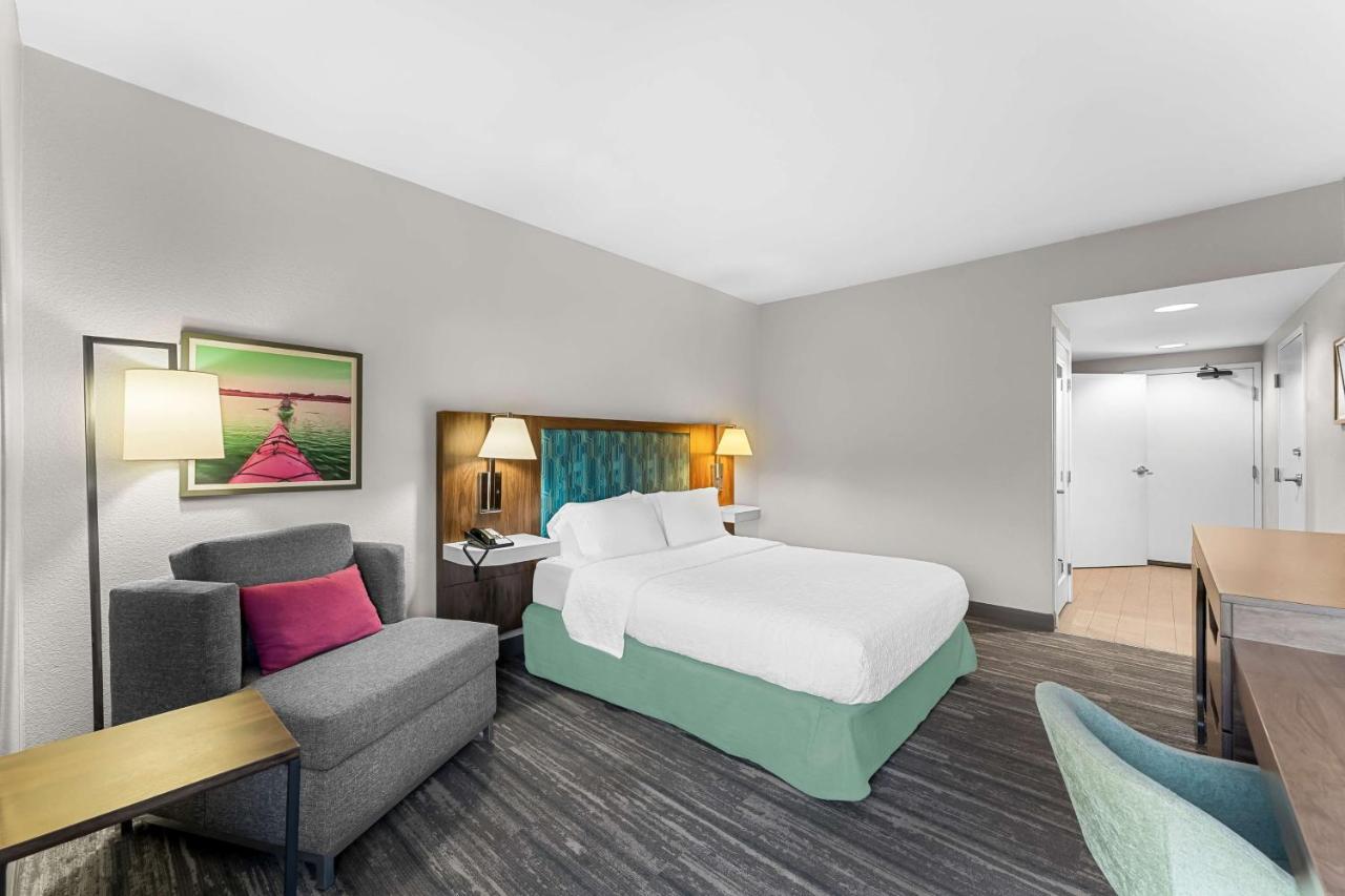 Queen Room - Disability Access Tub - Non-Smoking at Hampton Inn Stroudsburg/Poconos