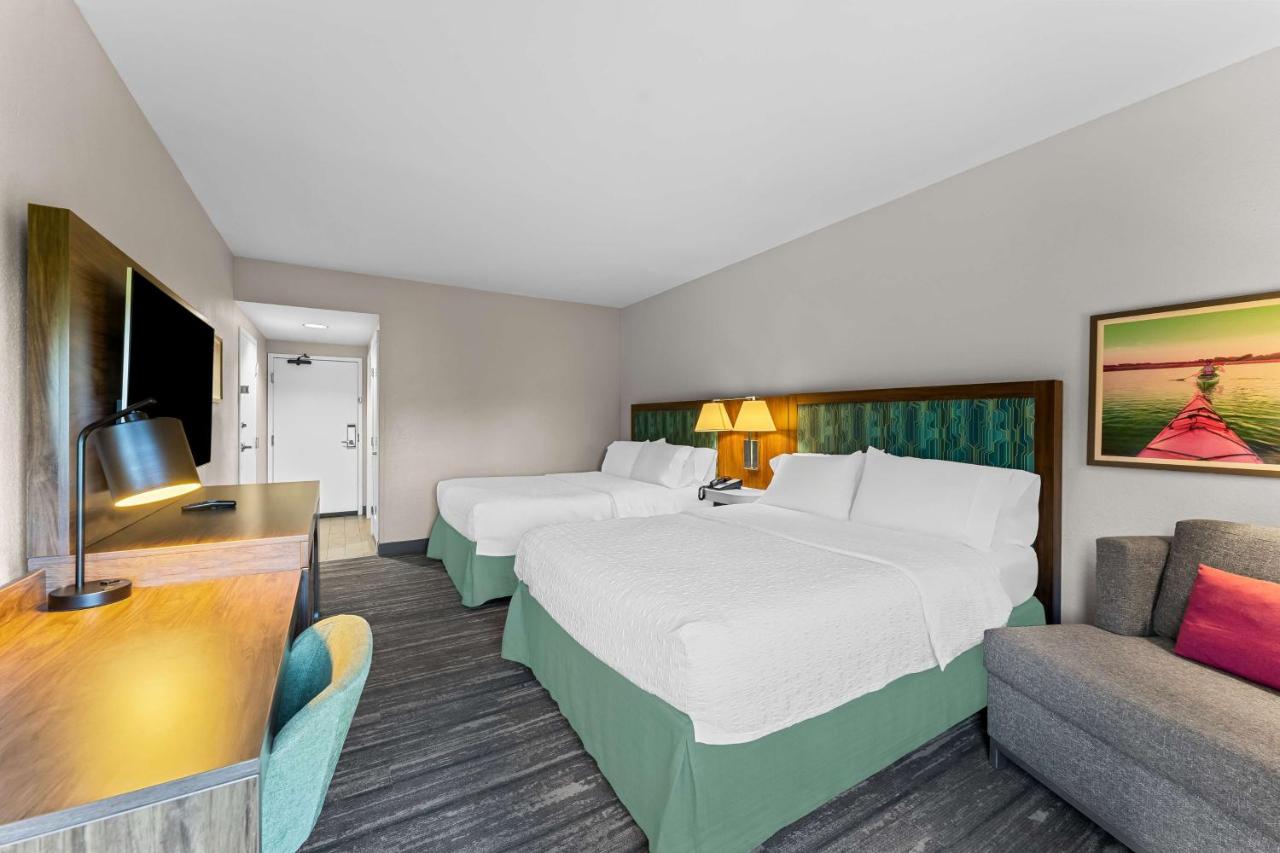 Queen Room with Two Queen Beds - Non-Smoking at Hampton Inn Stroudsburg/Poconos