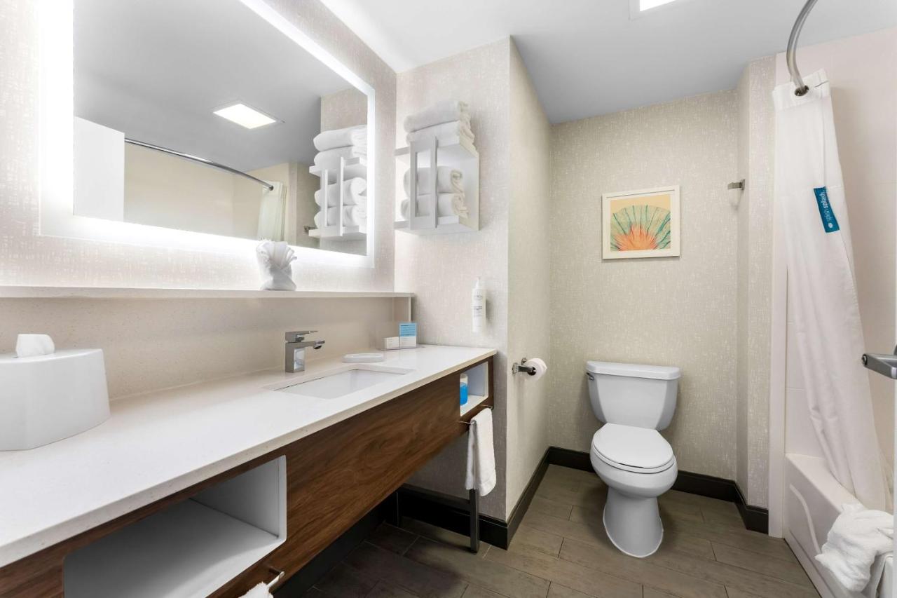 Queen Room with Two Queen Beds - Non-Smoking at Hampton Inn Stroudsburg/Poconos