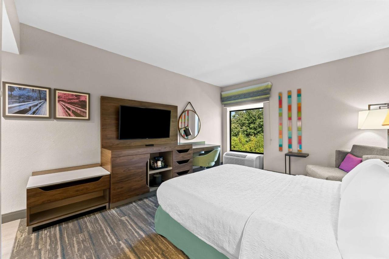 Queen Room - Disability Access Tub - Non-Smoking at Hampton Inn Stroudsburg/Poconos