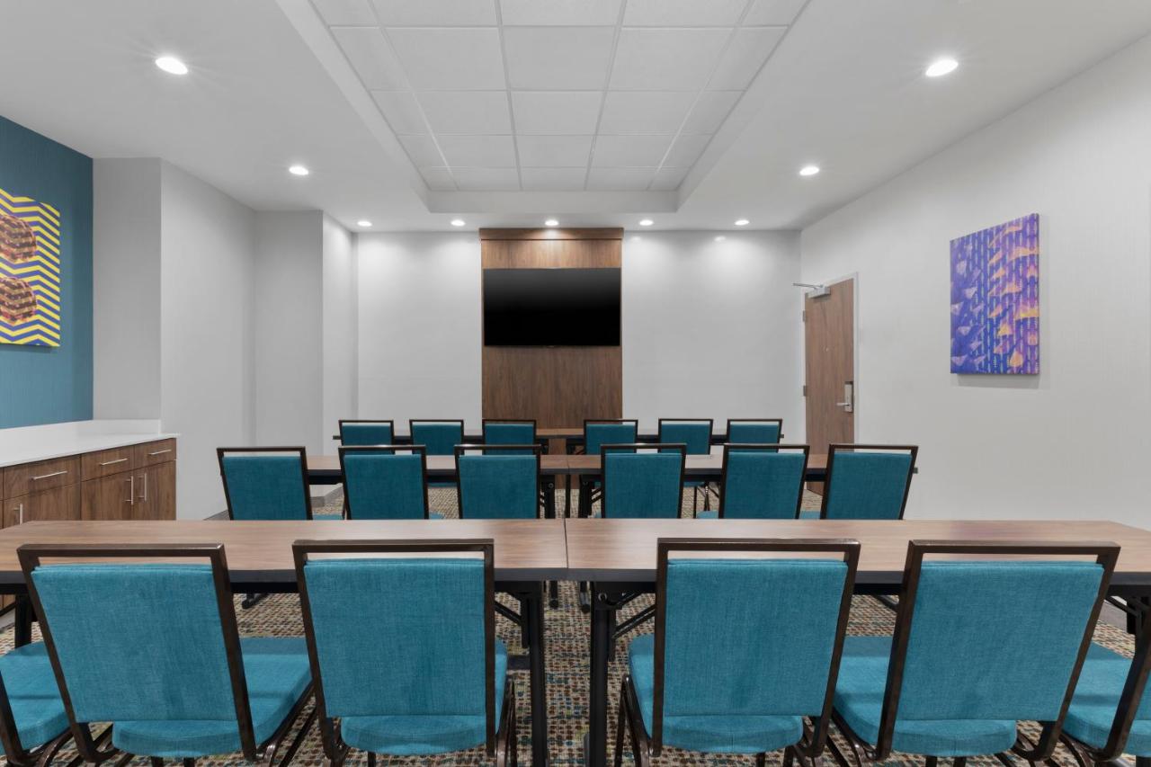 | Hampton Inn by Hilton Saline