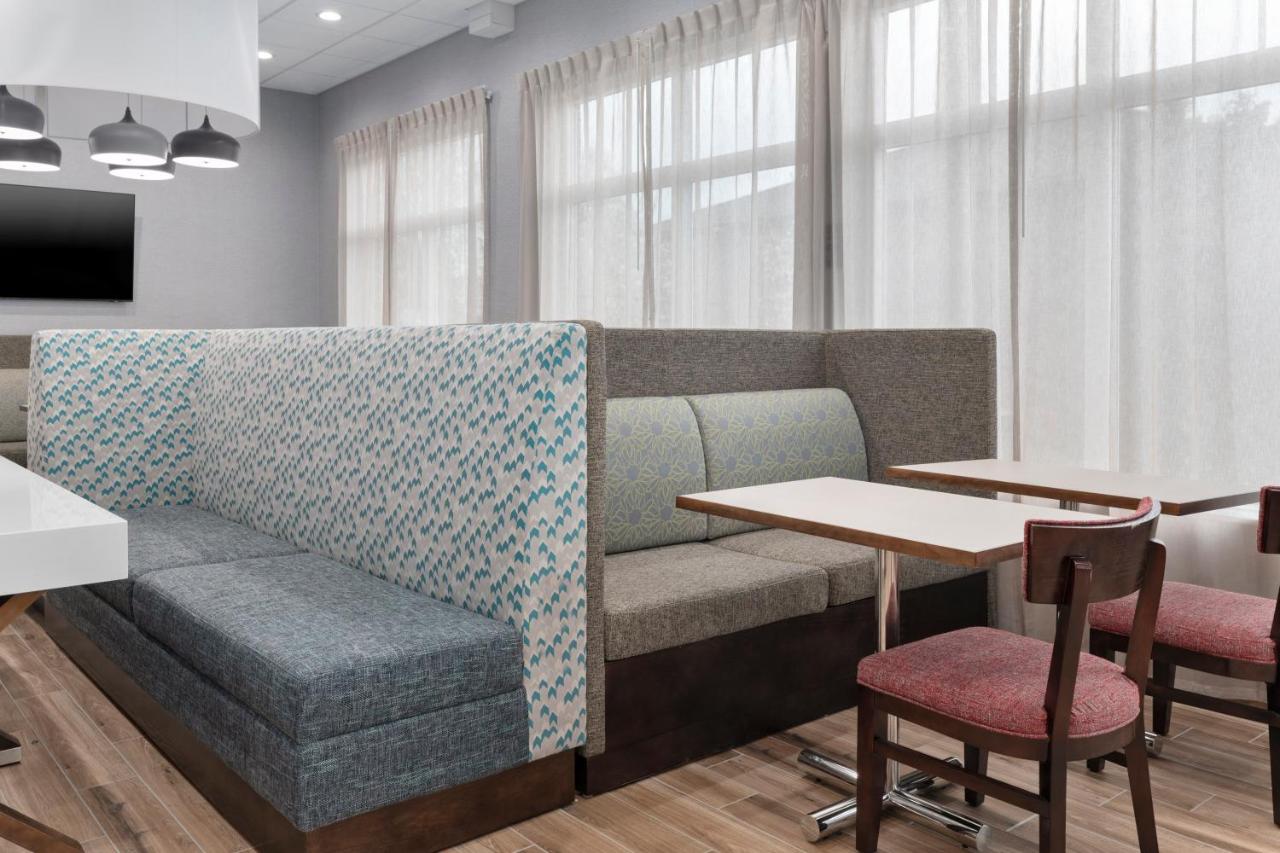 | Hampton Inn by Hilton Saline
