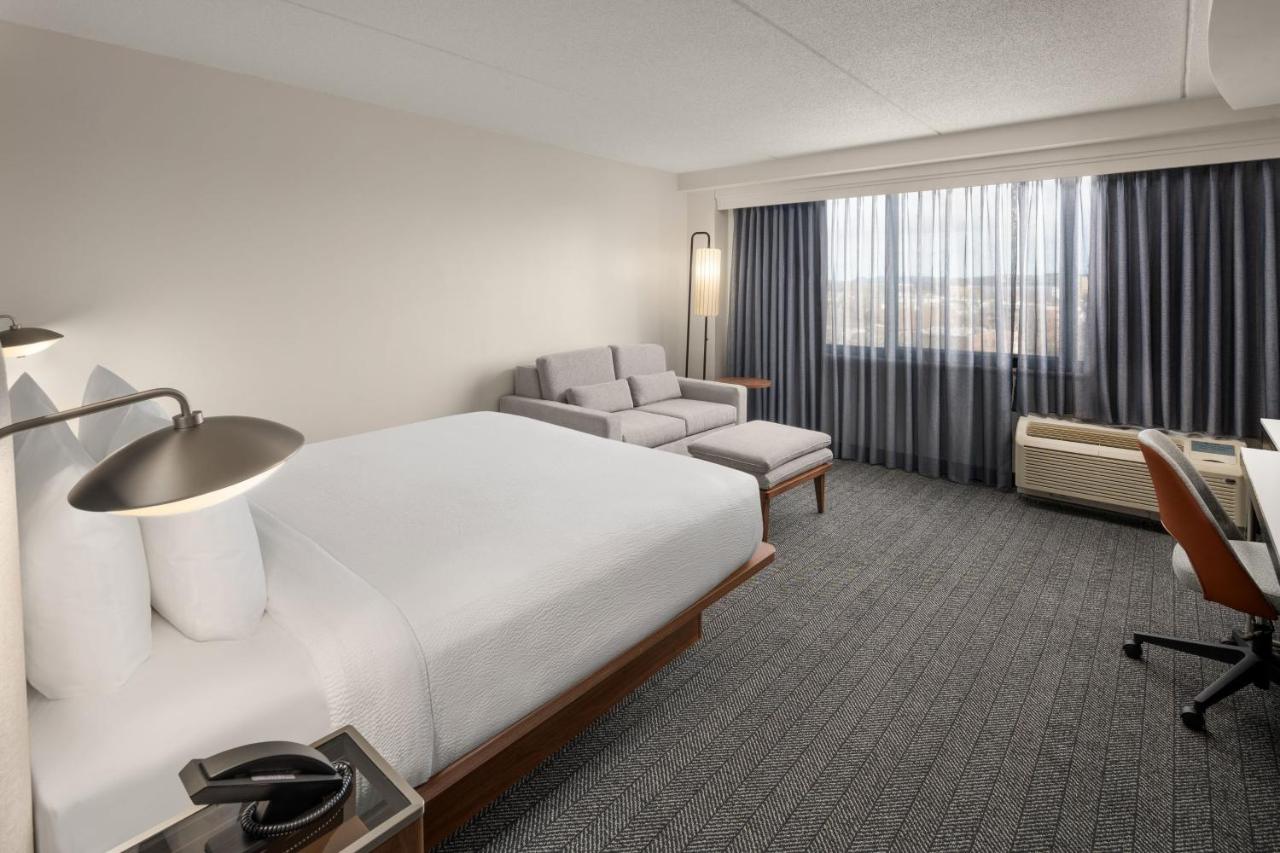 King Guest Room - High Floor at Courtyard New Haven at Yale