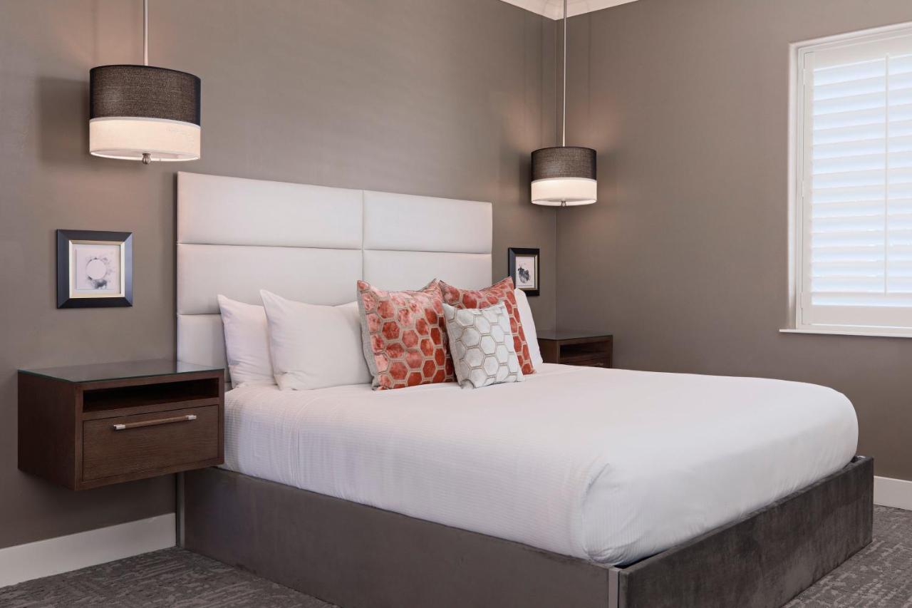 Corner King Room at Ambassador Hotel Oklahoma City, Autograph Collection