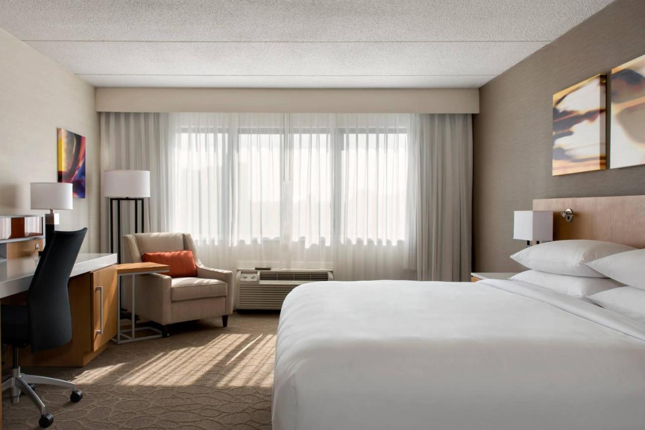Guest room, 1 Queen at Delta Hotels by Marriott Utica