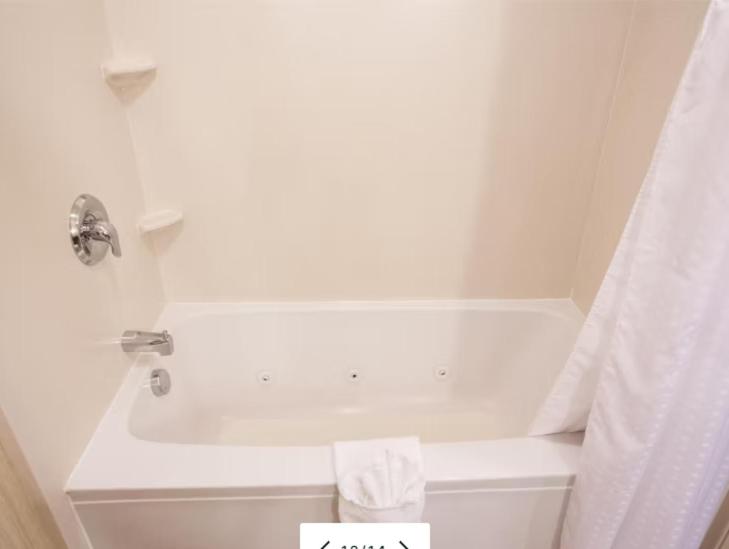 Deluxe King Room at Holiday Inn Yakima by IHG