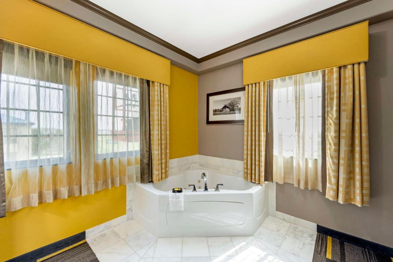 Deluxe King Suite - Disability Access at Best Western Plus Emerald Inn & Suites