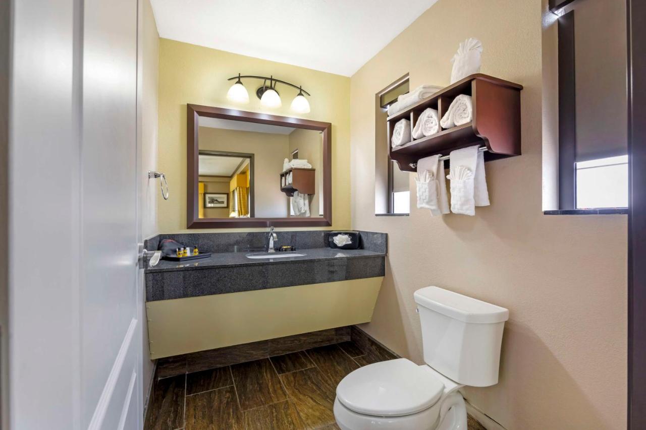 Deluxe King Suite - Disability Access at Best Western Plus Emerald Inn & Suites