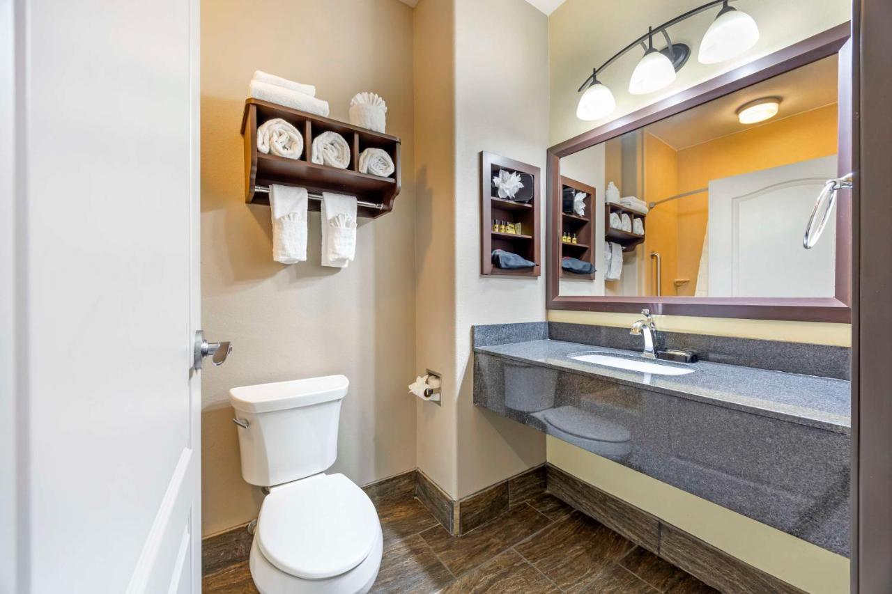 | Best Western Plus Emerald Inn & Suites