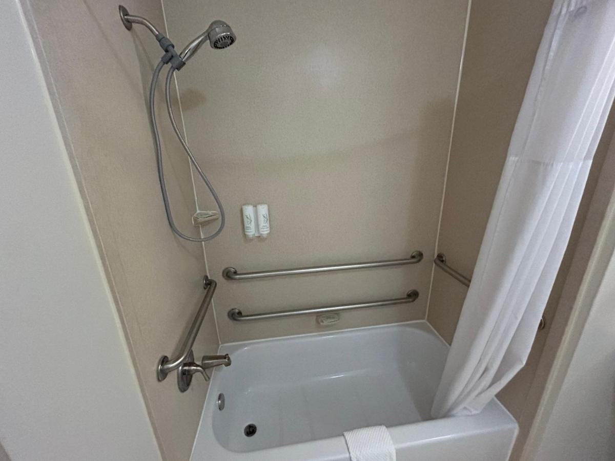 King Room with Accessible Tub - Accessible/Non-Smoking at Sleep Inn & Suites Manchester near Arnold AFB