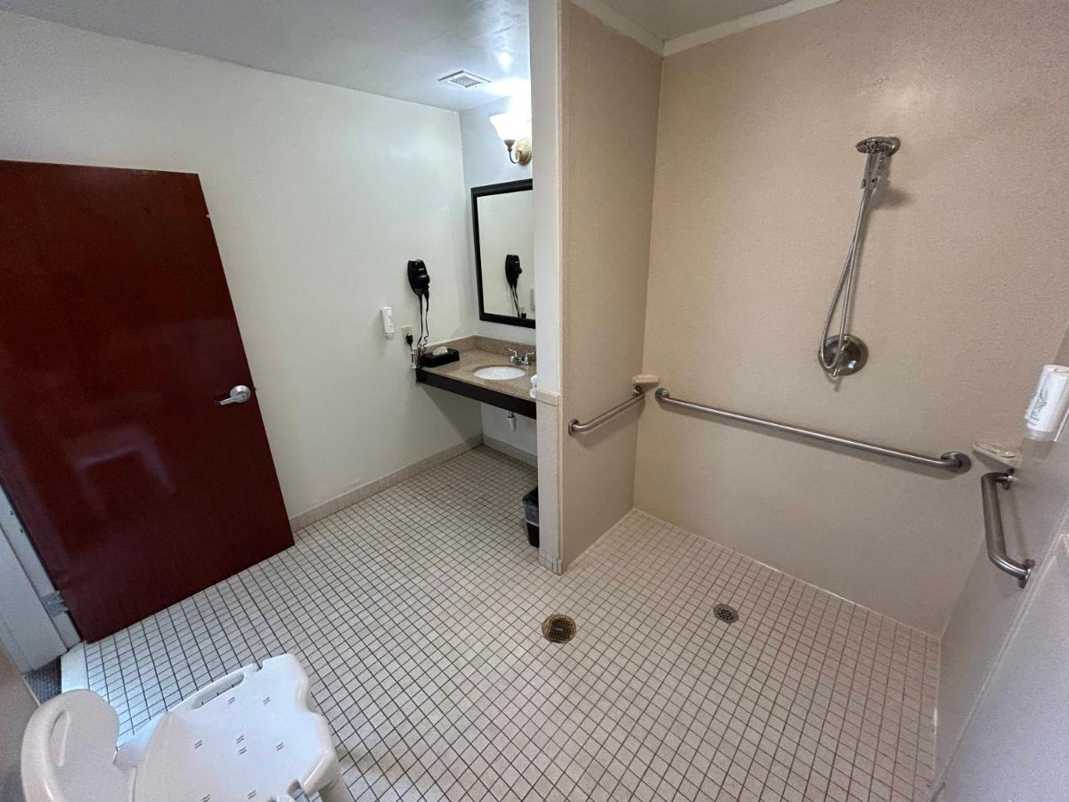 King Suite - Accessible/Non-Smoking at Sleep Inn & Suites Manchester near Arnold AFB