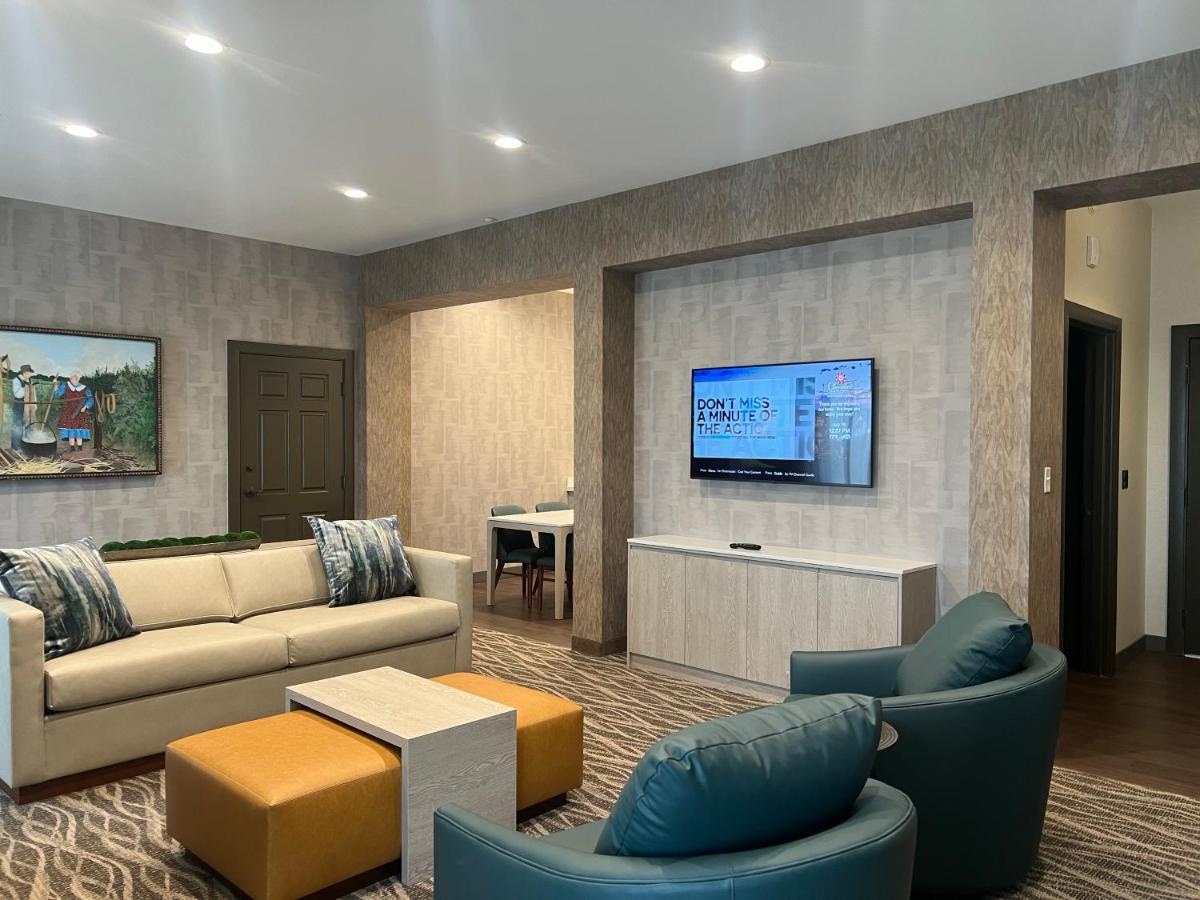Deluxe Suite at Cherokee Casino & Hotel West Siloam Springs