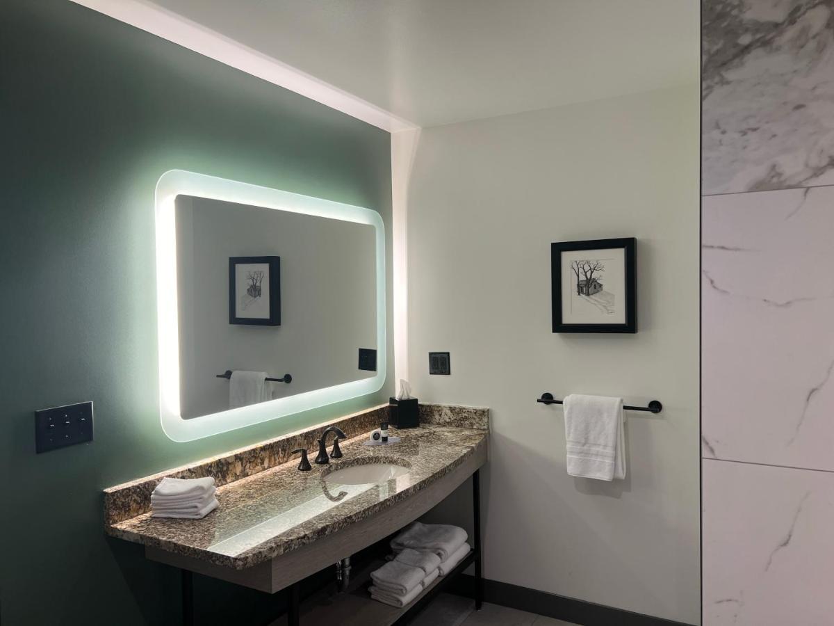 Deluxe Suite at Cherokee Casino & Hotel West Siloam Springs