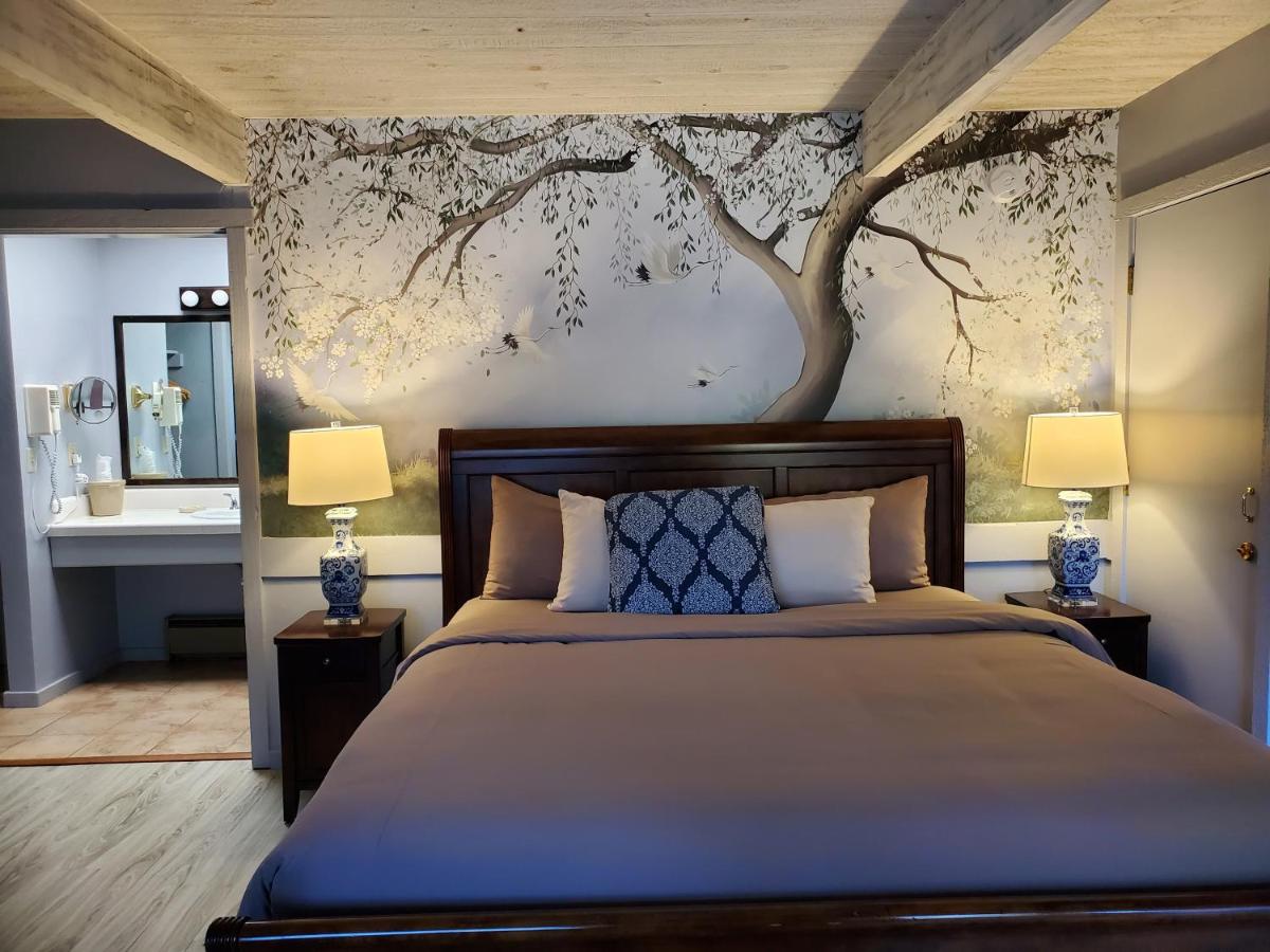 | Carmel Valley Lodge