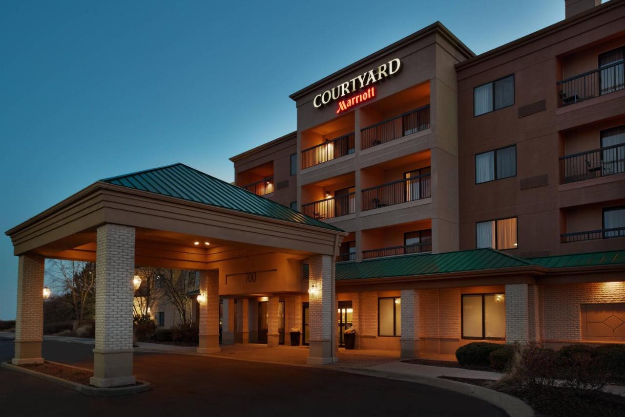 | Courtyard Chicago St. Charles