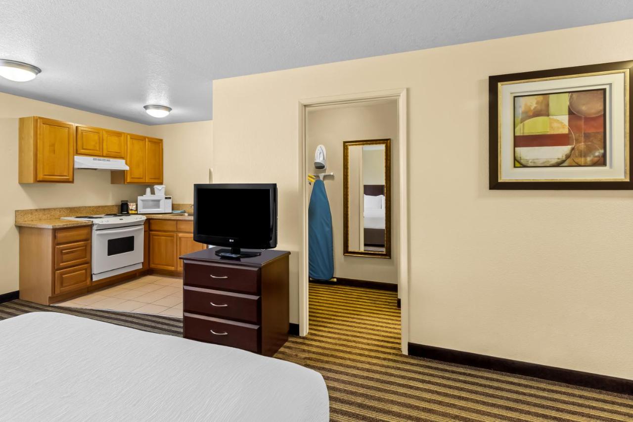 Standard Queen Room - Non-Smoking at Quality Inn & Suites Vancouver - Hazel Dell