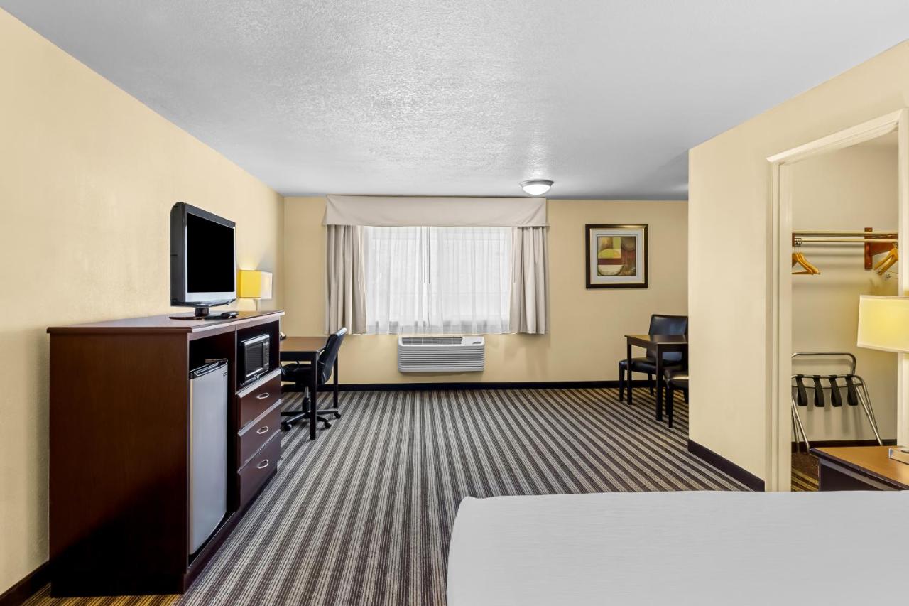 Queen Room - Non-Smoking at Quality Inn & Suites Vancouver - Hazel Dell
