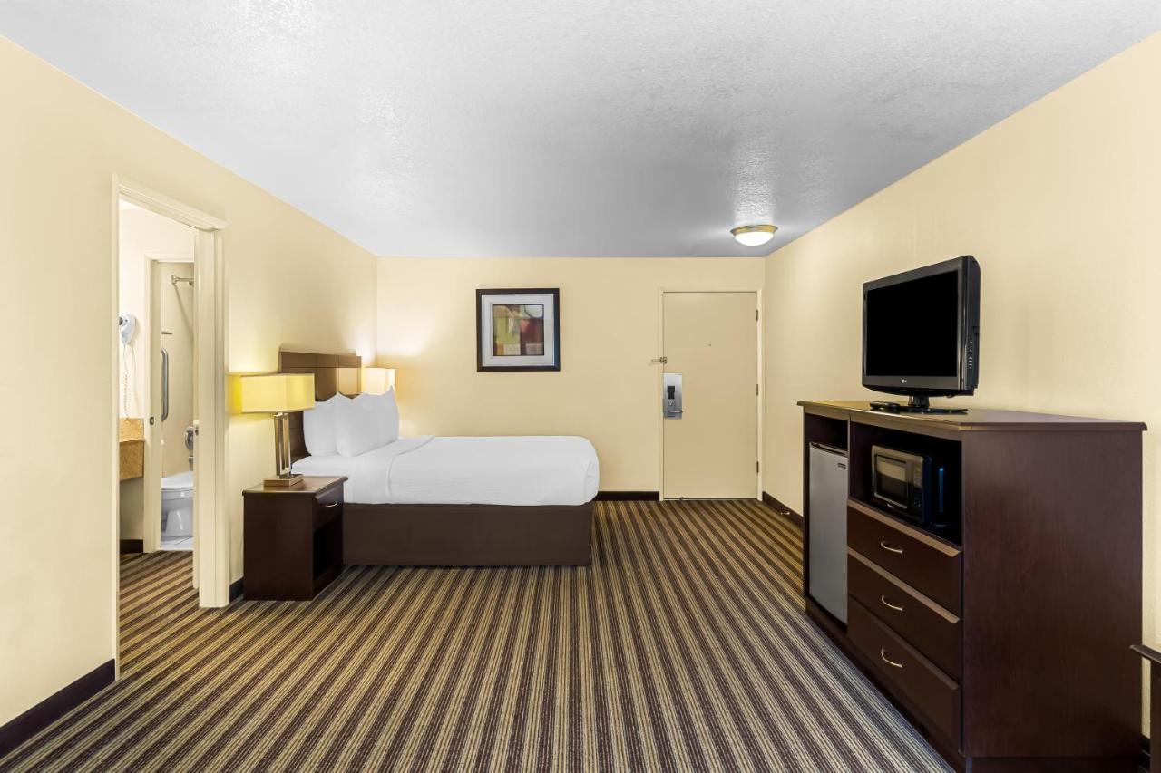Queen Room - Non-Smoking at Quality Inn & Suites Vancouver - Hazel Dell