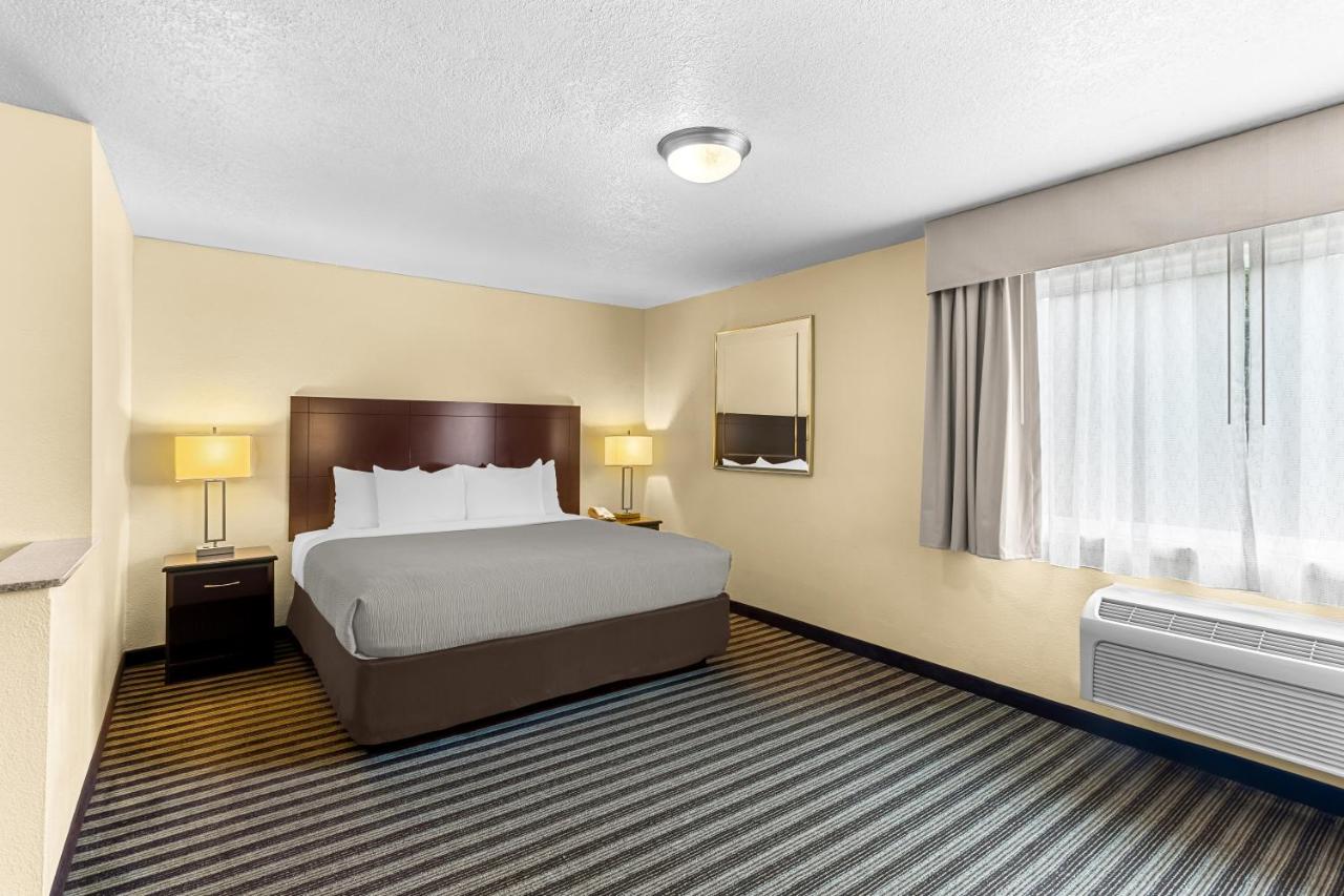 King Suite - Non-Smoking at Quality Inn & Suites Vancouver - Hazel Dell