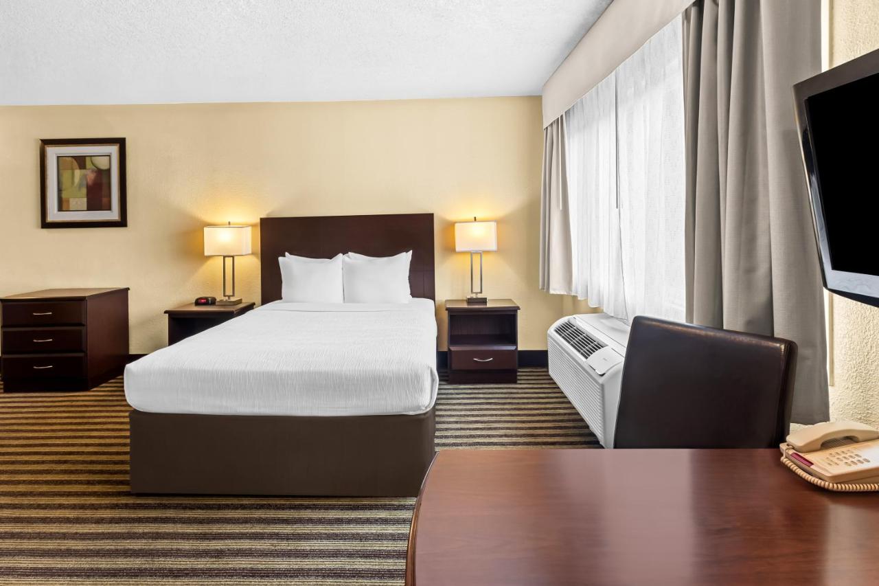 Efficiency Queen Room - Accessible/Non-Smoking at Quality Inn & Suites Vancouver - Hazel Dell