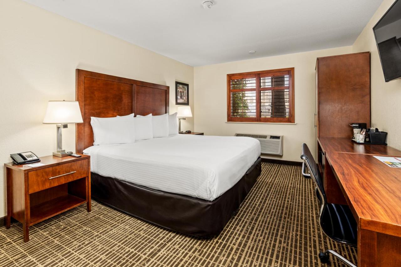 King Room - Disability Access/Non-Smoking at Ellis Island Hotel Casino & Brewery