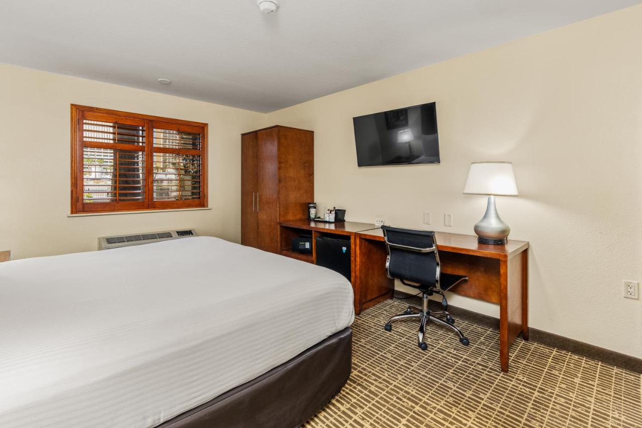 King Room - Disability Access/Non-Smoking at Ellis Island Hotel Casino & Brewery
