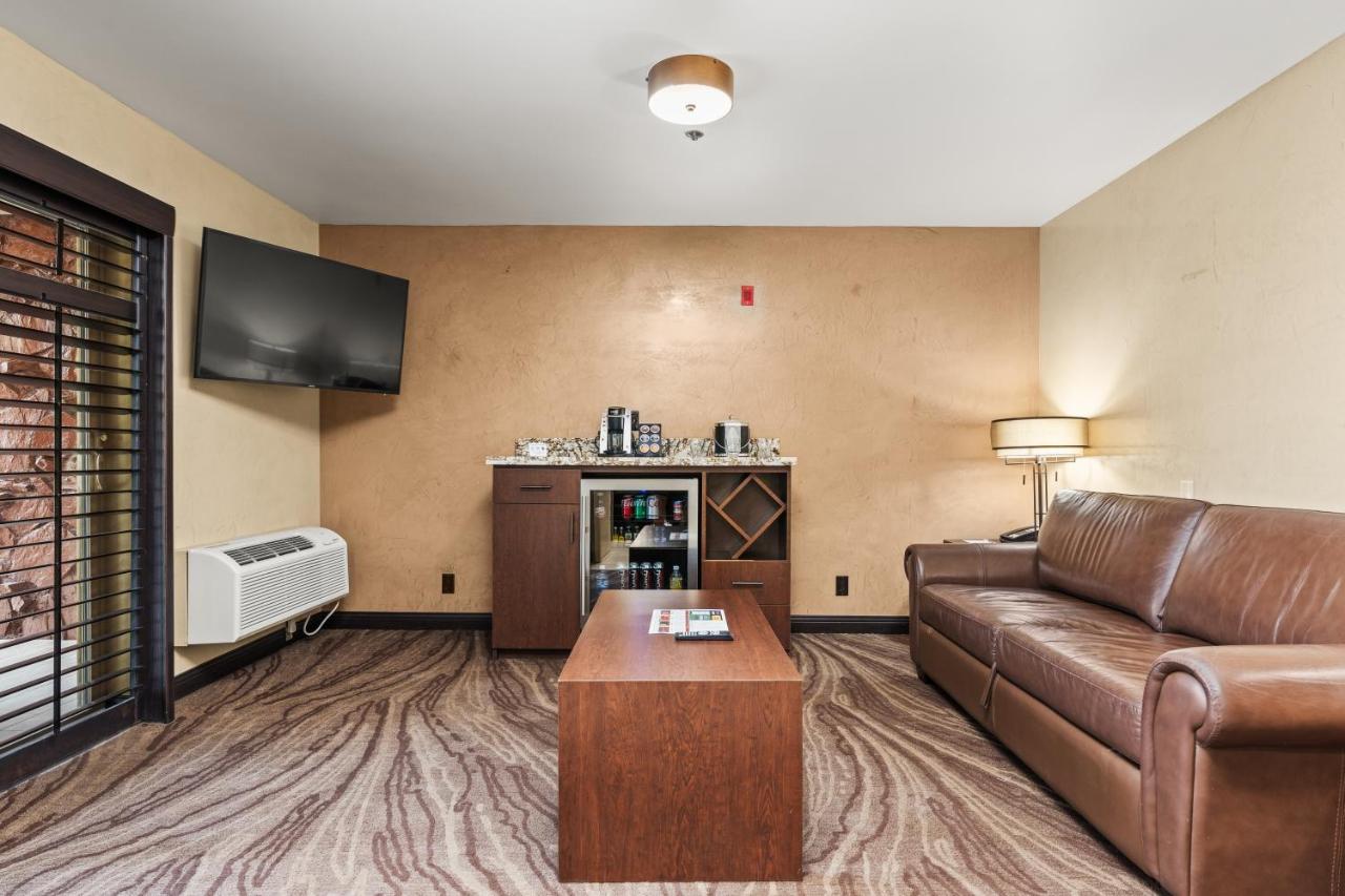 Queen Suite - Non-Smoking at Ellis Island Hotel Casino & Brewery
