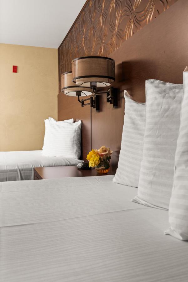 Queen Suite - Non-Smoking at Ellis Island Hotel Casino & Brewery