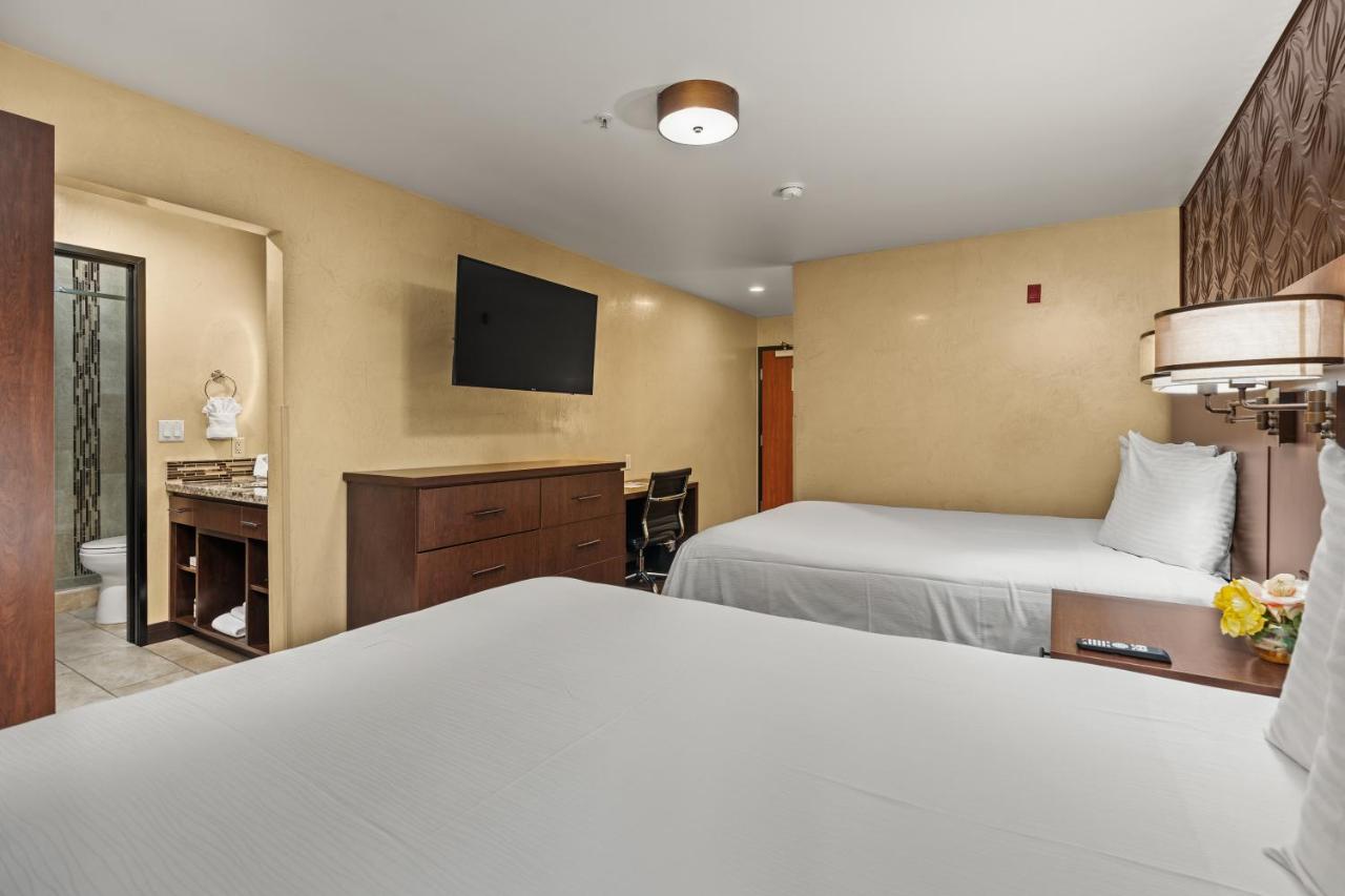Queen Suite - Non-Smoking at Ellis Island Hotel Casino & Brewery