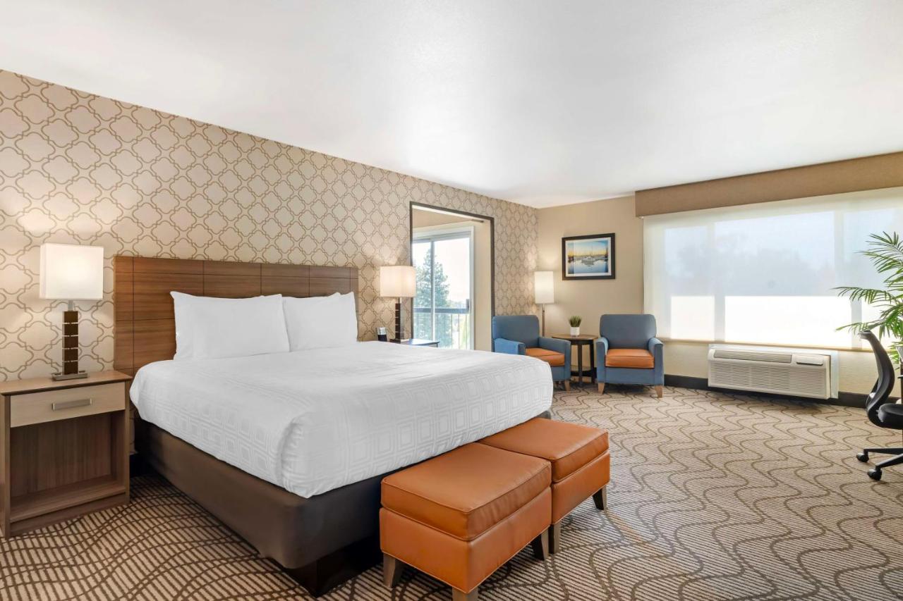 King Suite at Best Western Plus Heritage Inn
