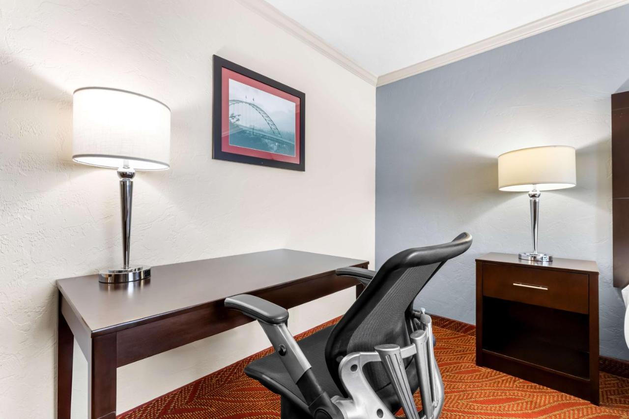 King Room with Roll-In Shower - Disability Access at Best Western Plus Parkway Inn
