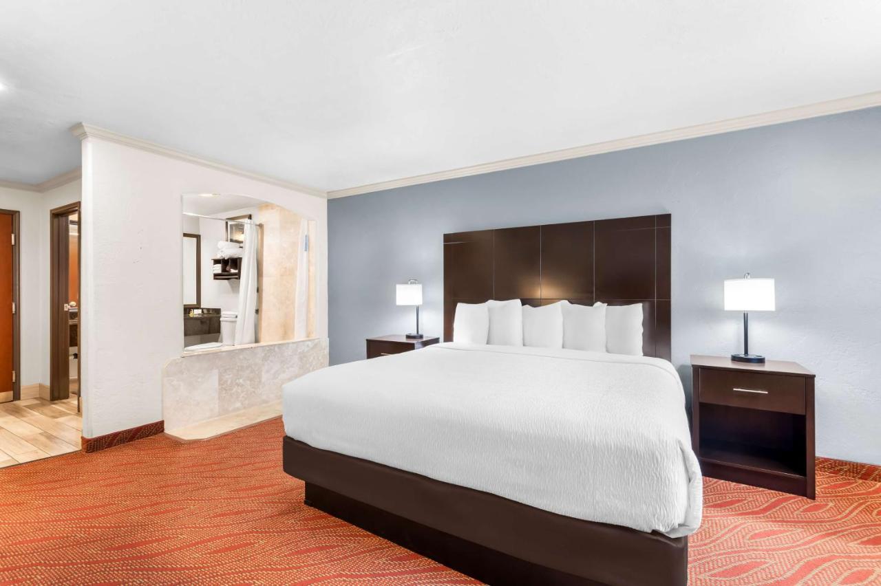 Large King Room with Jetted Tub at Best Western Plus Parkway Inn