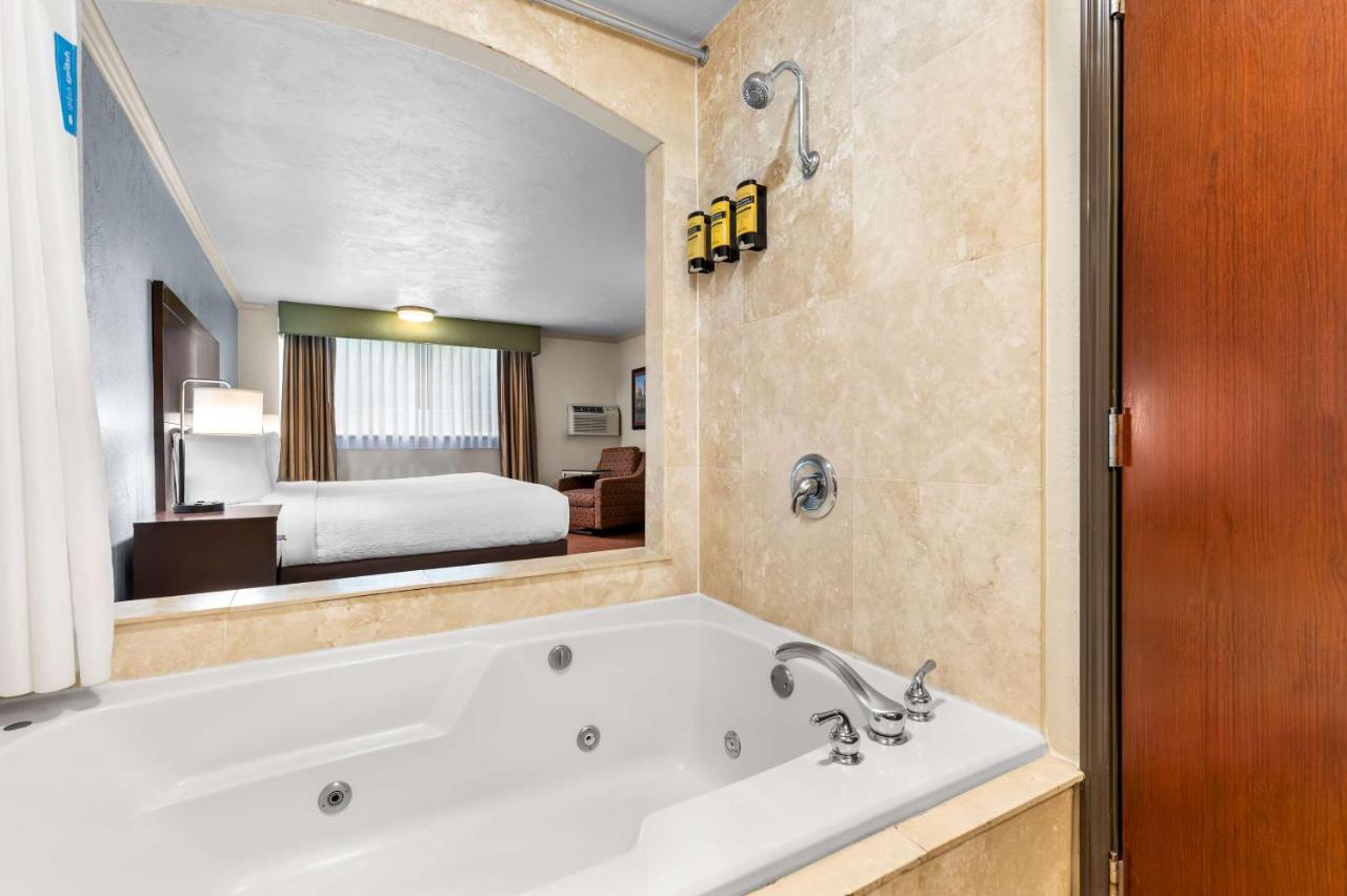 Large King Room with Jetted Tub at Best Western Plus Parkway Inn