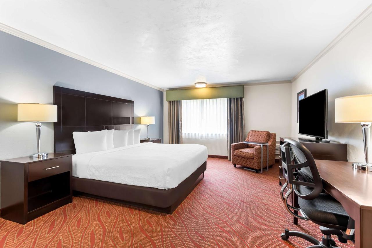 King Room at Best Western Plus Parkway Inn