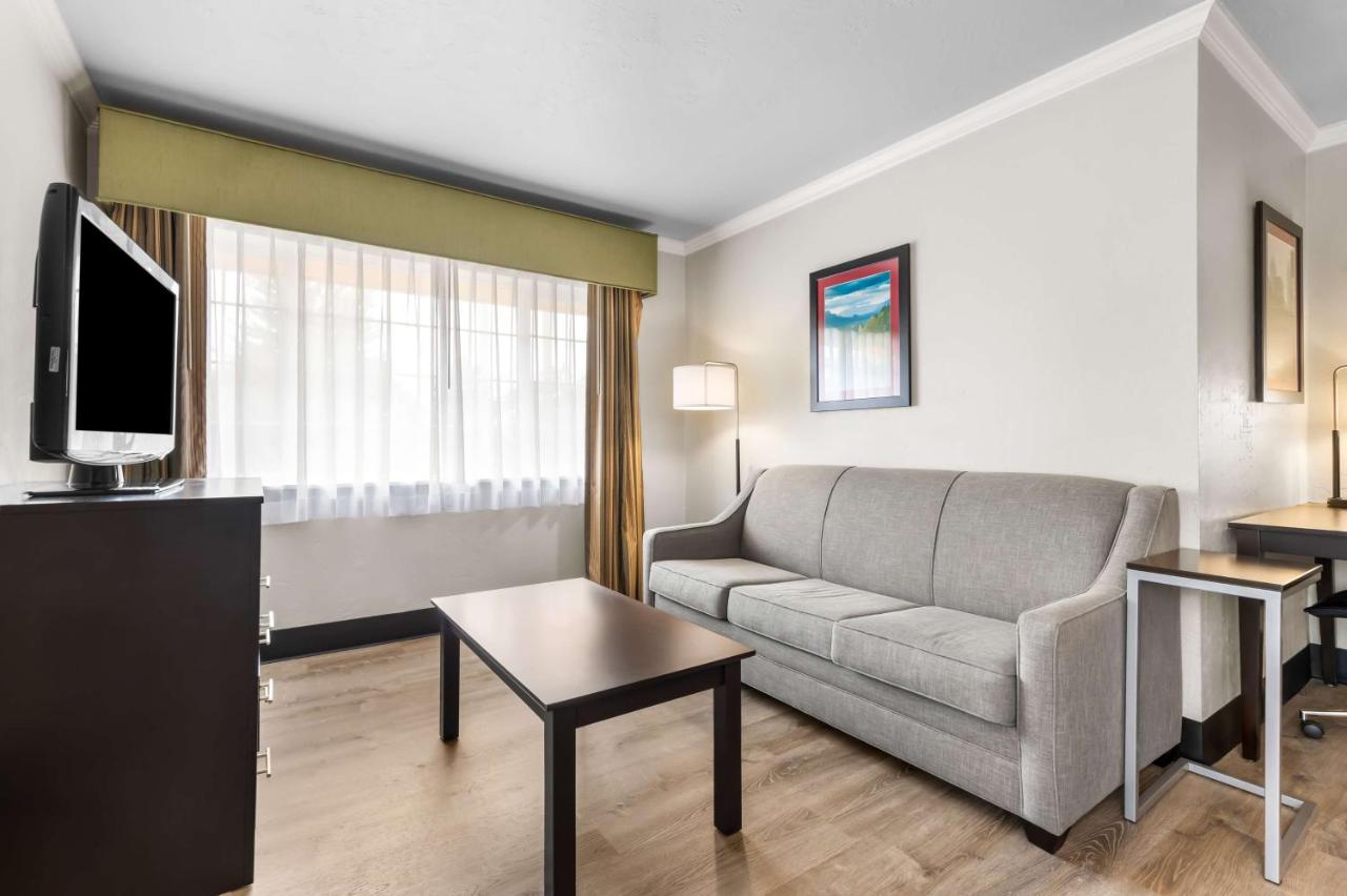 Queen Room with Two Queen Beds and Sofa Bed at Best Western Plus Parkway Inn