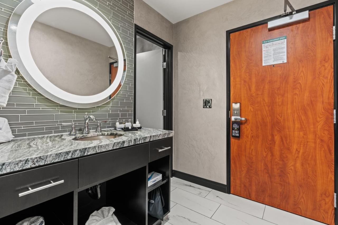 King Suite - Non-Smoking at Ellis Island Hotel Casino & Brewery