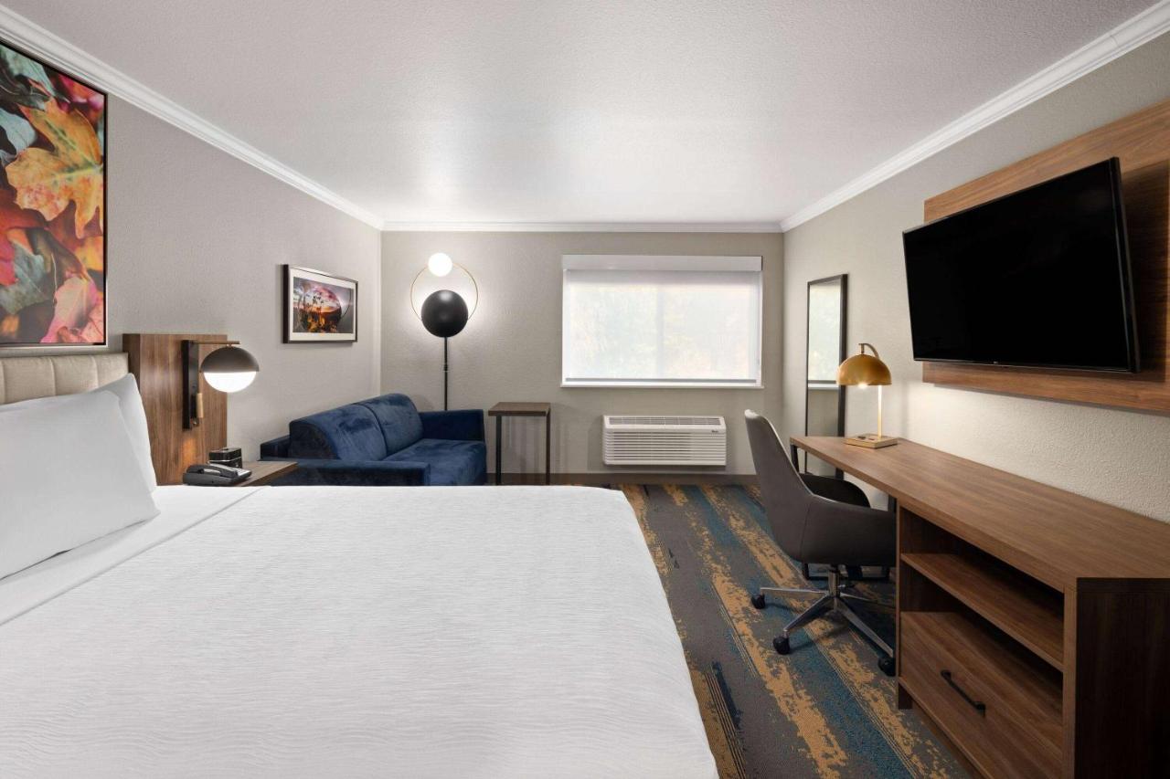 Deluxe Queen Room with Sofa Bed - Non-Smoking at La Quinta Inn & Suites by Wyndham Yakima Downtown