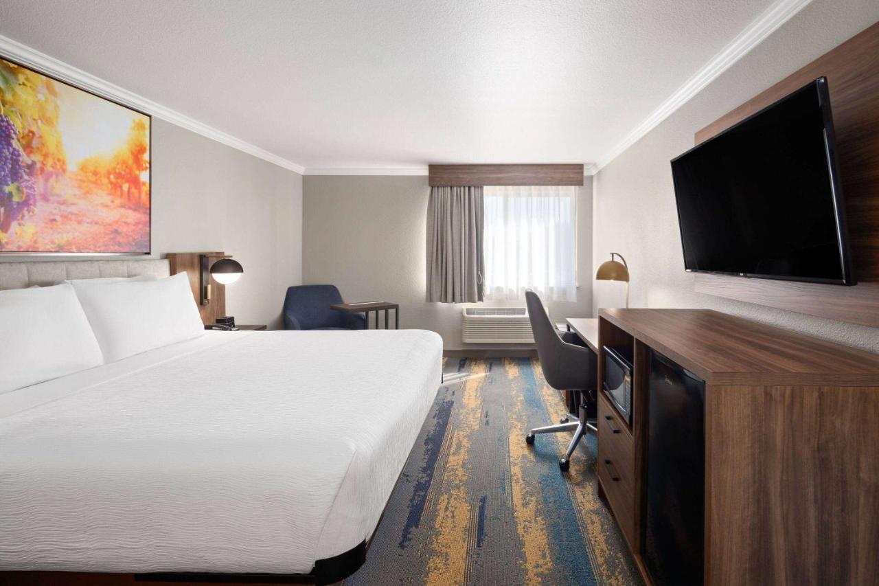 King Room with Roll-In Shower - Mobility Access/Non-Smoking at La Quinta Inn & Suites by Wyndham Yakima Downtown