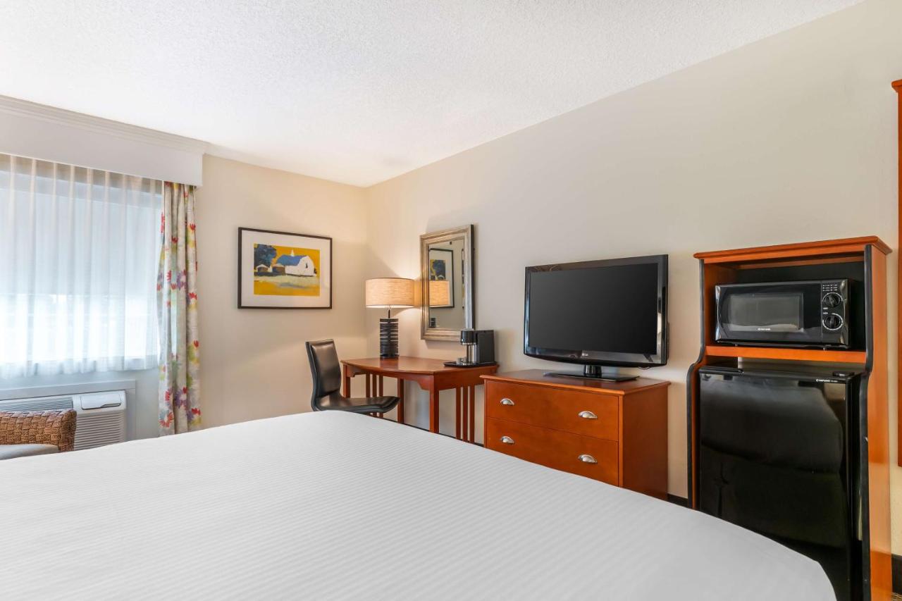 King Room with Bath - Disability Access/Non-Smoking at Best Western Plus University Park Inn & Suites