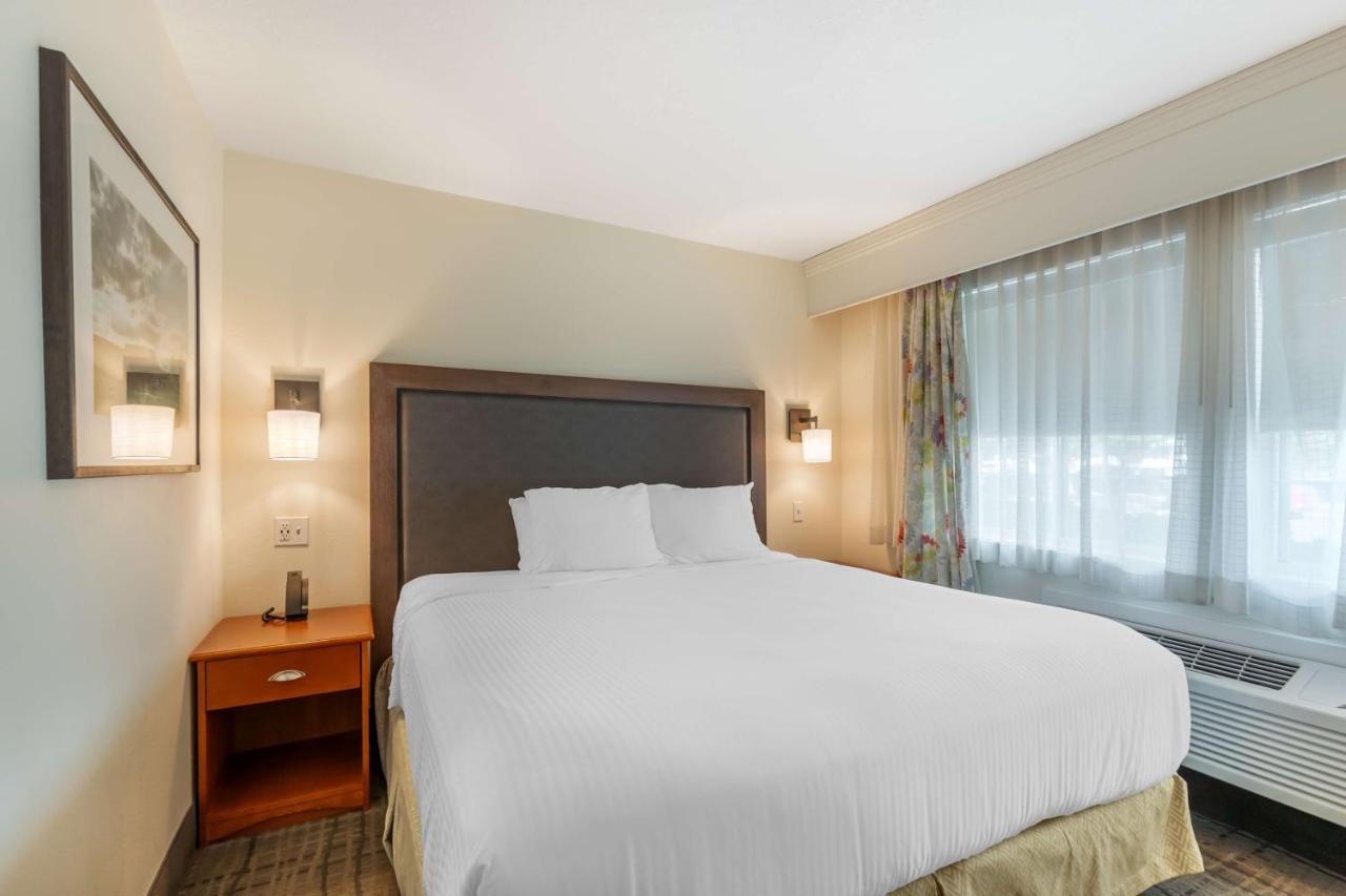 King Suite - Non-Smoking at Best Western Plus University Park Inn & Suites