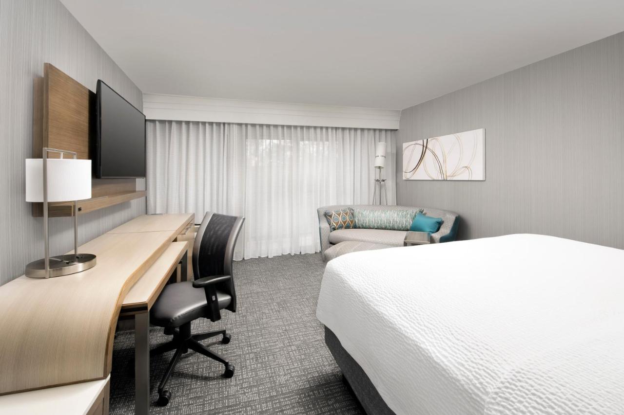King Room with Sofa Bed at Courtyard By Marriott Portland Hillsboro