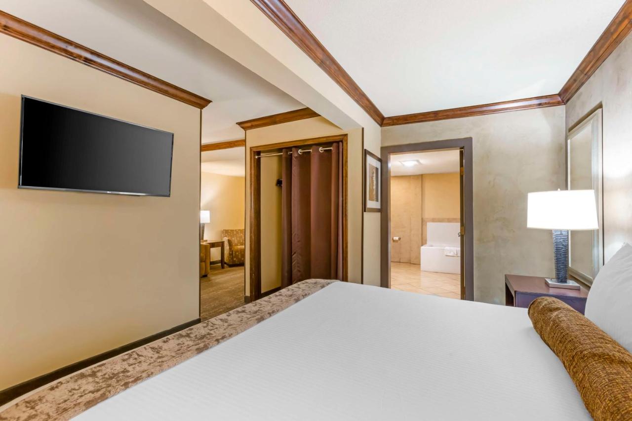 King Suite with Sofa Bed at Best Western Plus Raton Hotel