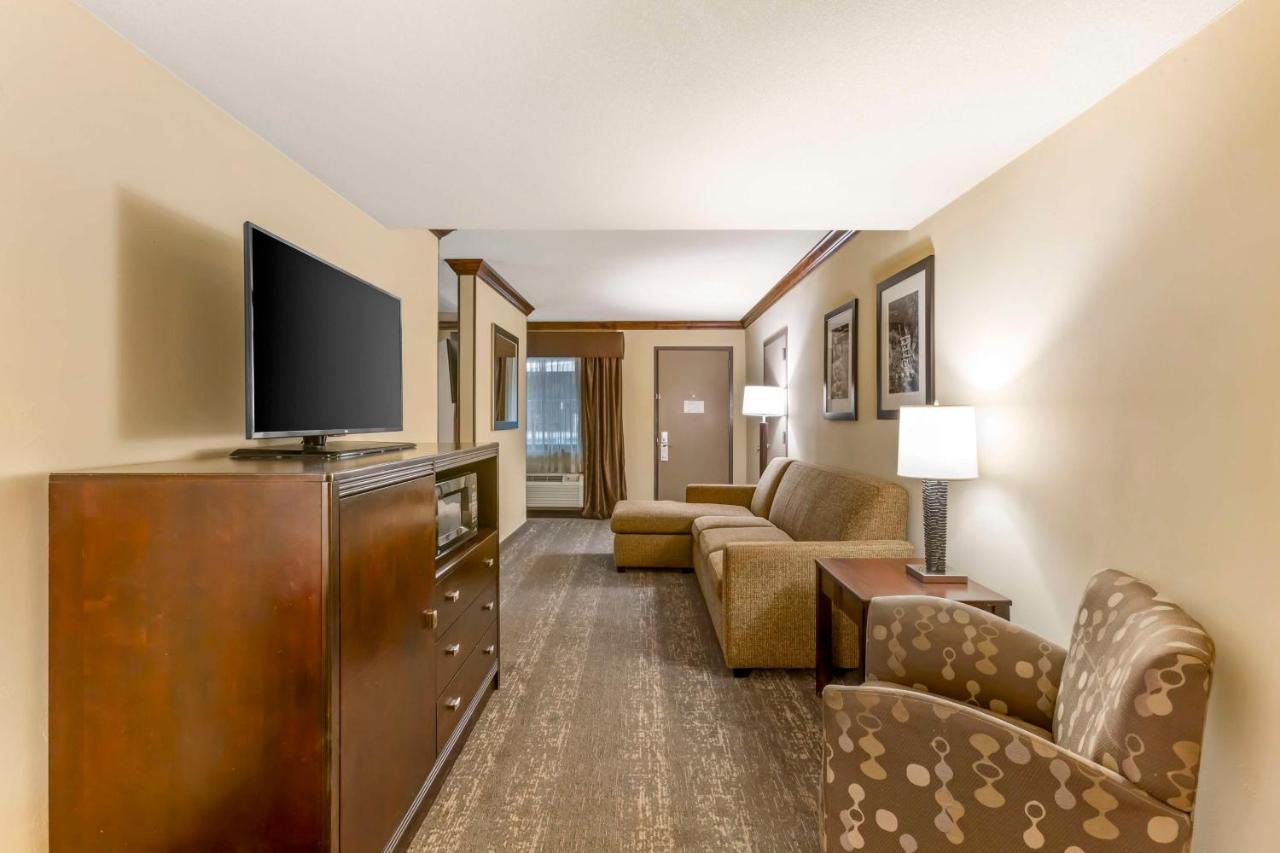 King Suite with Sofa Bed at Best Western Plus Raton Hotel